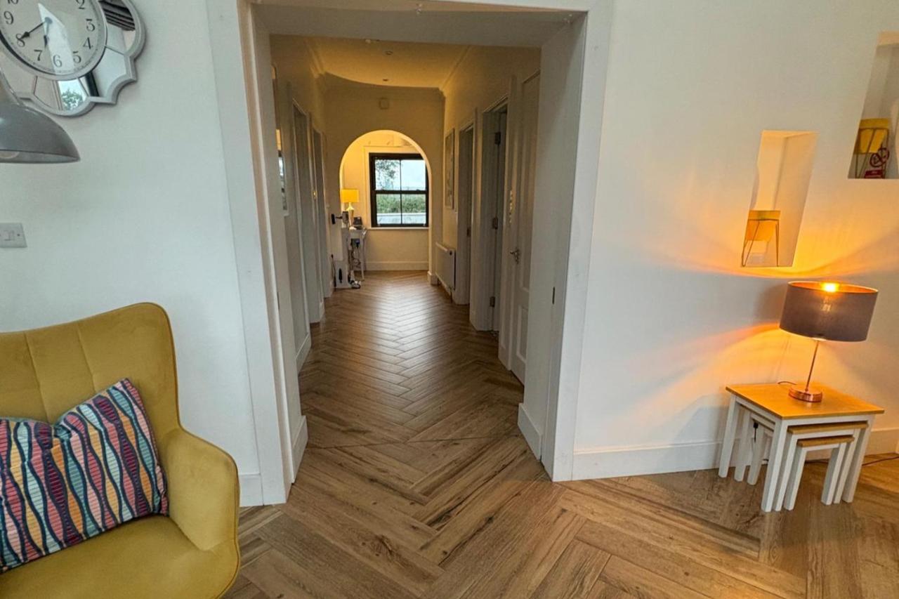 3 Bed Cottage Sleeps 6 - Free Parking - Chambres d’hôtes Ballinasloe