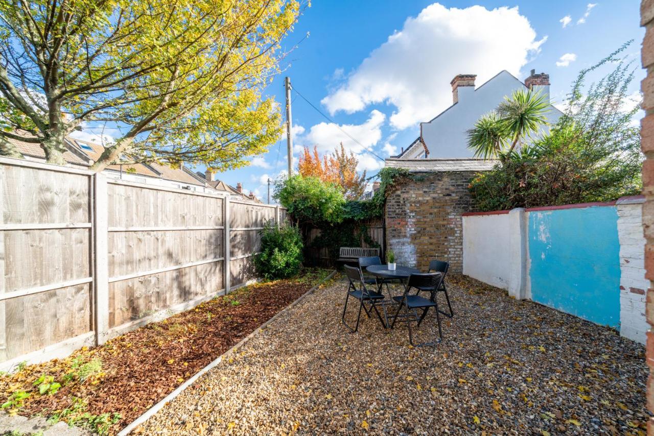 Stylish and Elegant Ground Floor 1Bed with Private Garden, Super King Bed, and Easy to Commute to London via Tube & Train - Chambres d'hôtes Londres