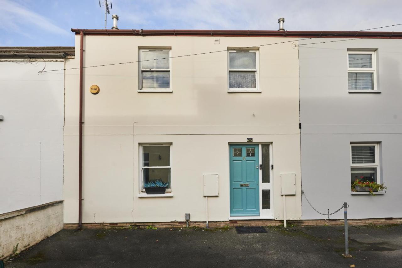 3 bed home in Cheltenham Town Centre with FREE PARKING for 1 car - Chambres d’hôtes Cheltenham