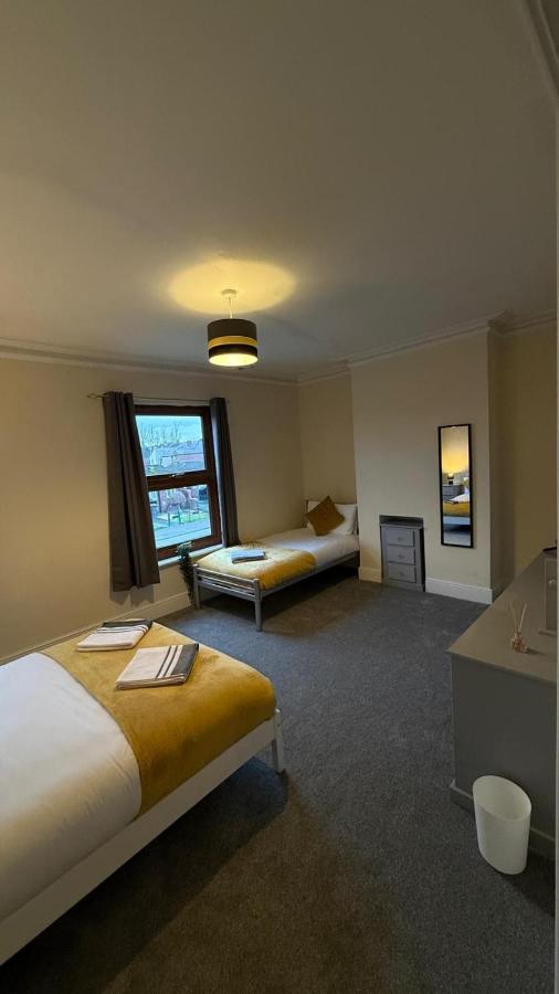 Spacious Home, Up to 10 Guests, Wi-Fi & Parking - B&B Warrington