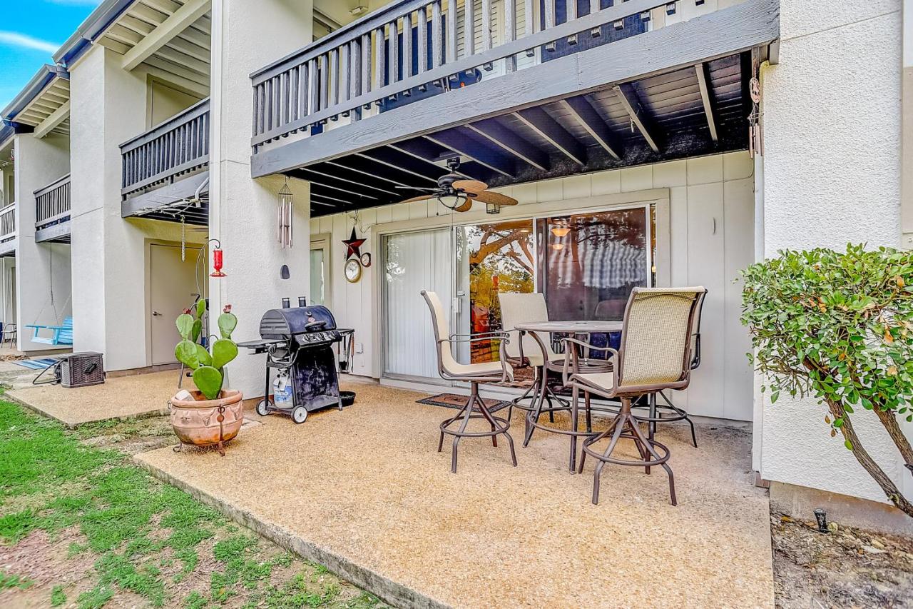 Lakeview ground-floor condo with pool, tennis, and grill access - dog-friendly - B&B Canyon Lake