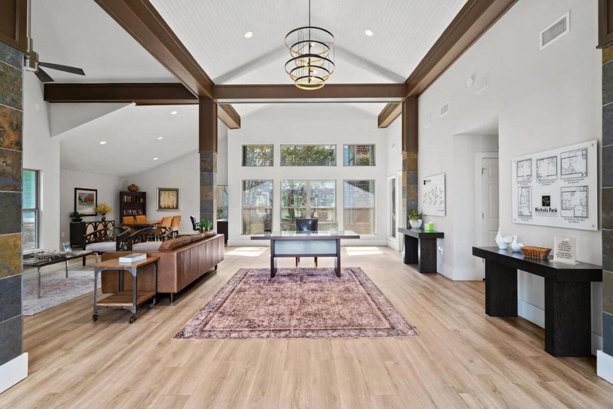 Stylish City Getaway 2B - Sleeps 6 - Pool, Prkg - B&B Austin