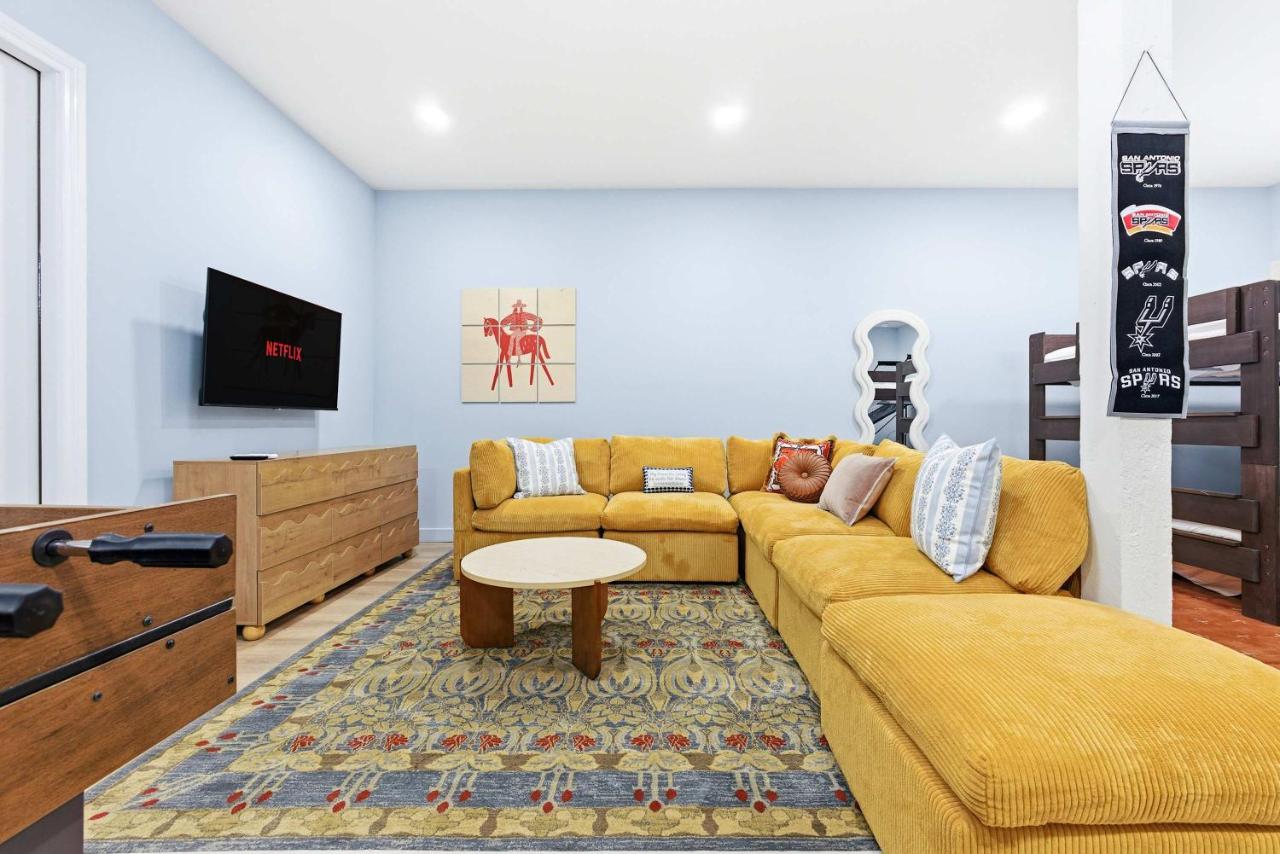 Ultimate Backyard Pool Game Room Kid's Room - Bed and Breakfast San Antonio