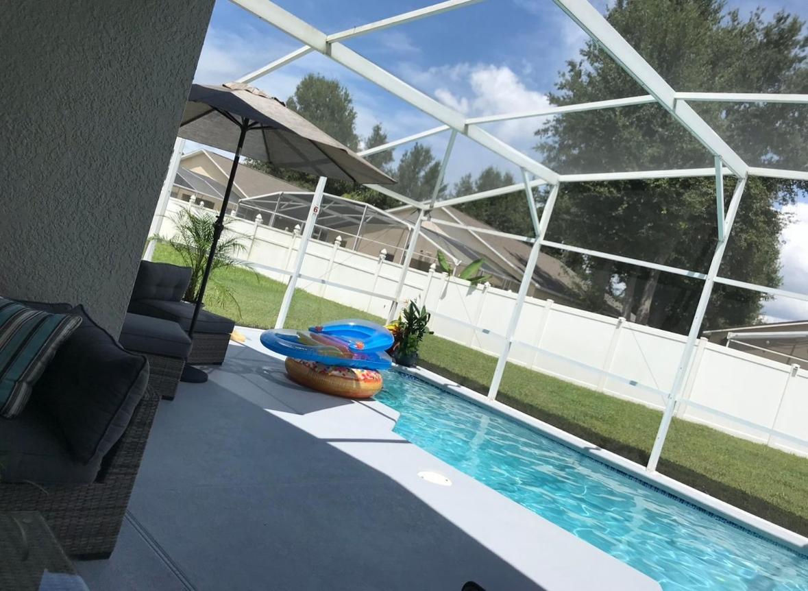 Beautiful 5BR home near Disney with private pool, large yard & BBQ - Chambres d'hôtes Orlando