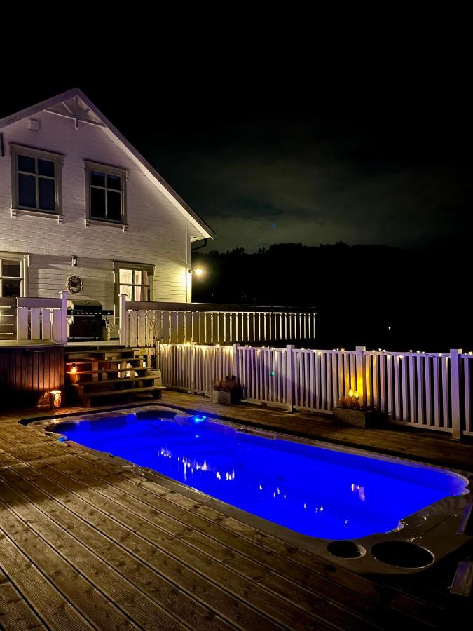 Summer villa with heated pool 50 min from Bergen - Bed and Breakfast Valestrandfossen