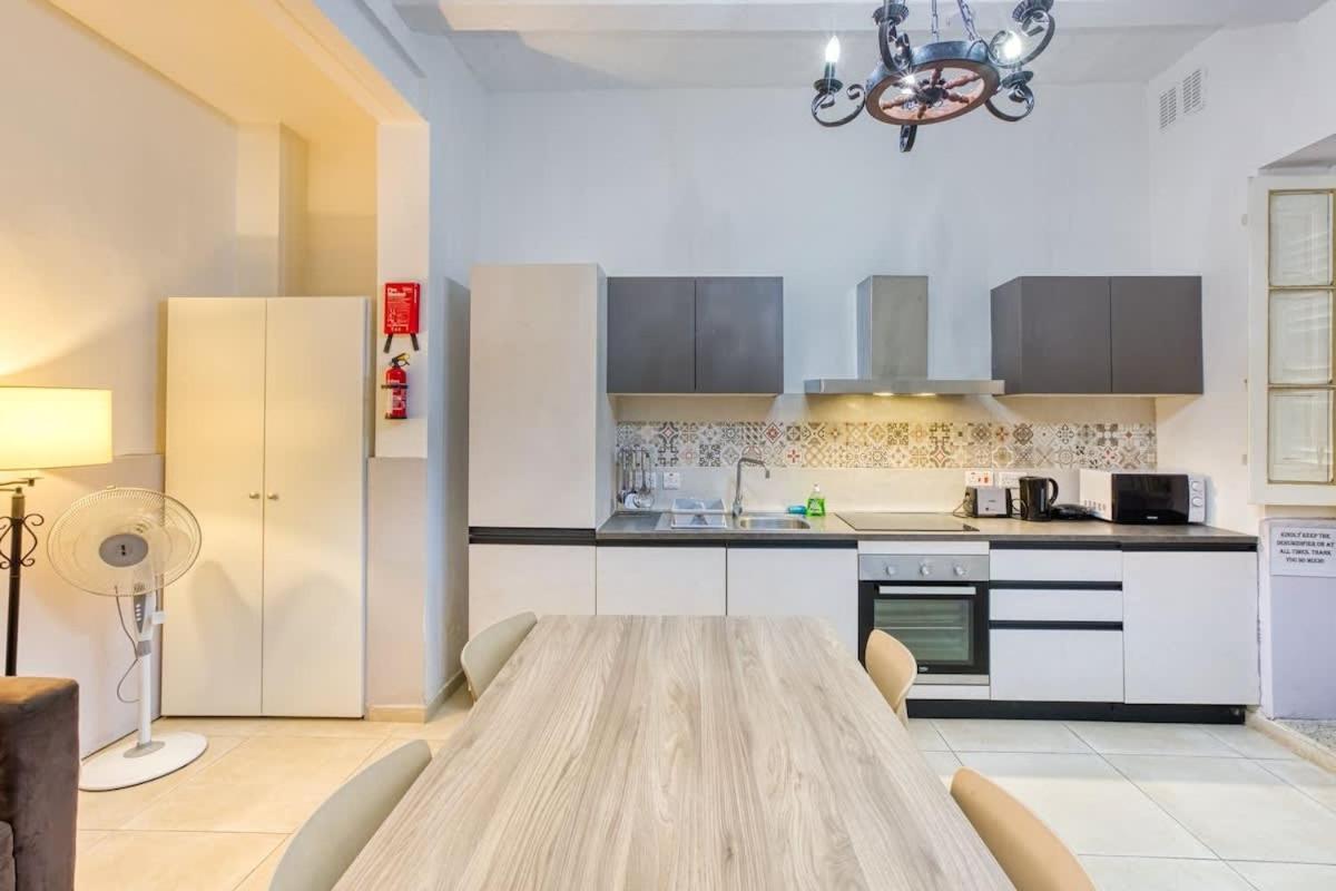 Relaxing Seaside Escape 1-Bed Maisonette Near Sea - Chambres d'hôtes Sliema