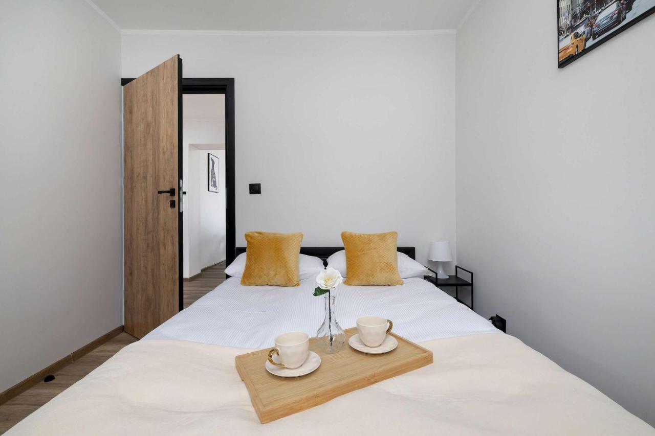 Apartament Idealny Dla Rodzin z Balkonem i Dwiema Sypialniami w Katowicach by Noclegi Renters - Chambres d'hôtes Katowice