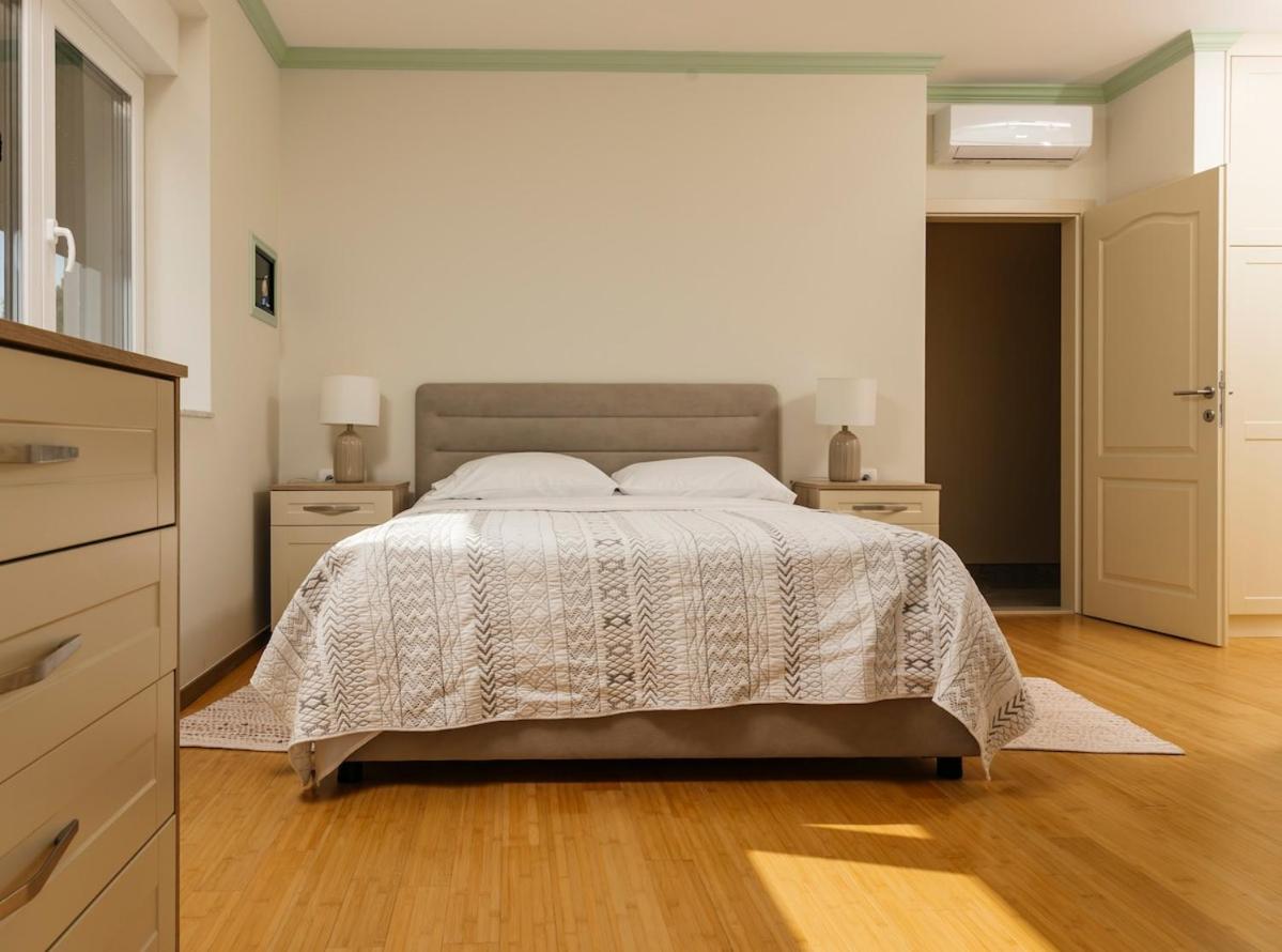 Seaside Luxury Villa with Jacuzzi and Sea View, Omiš - B&B Stanići