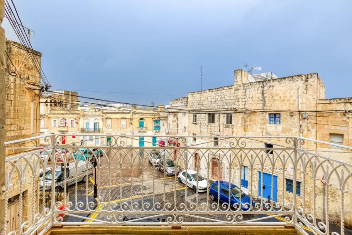 Modern Qormi Stay with Private Balcony near City Square - B&B Santa Venera