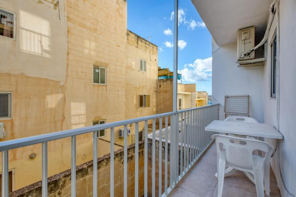 Modern 2BR Apartment, Sleeps 5 near Stunning Bay - B&B Is-Sellum