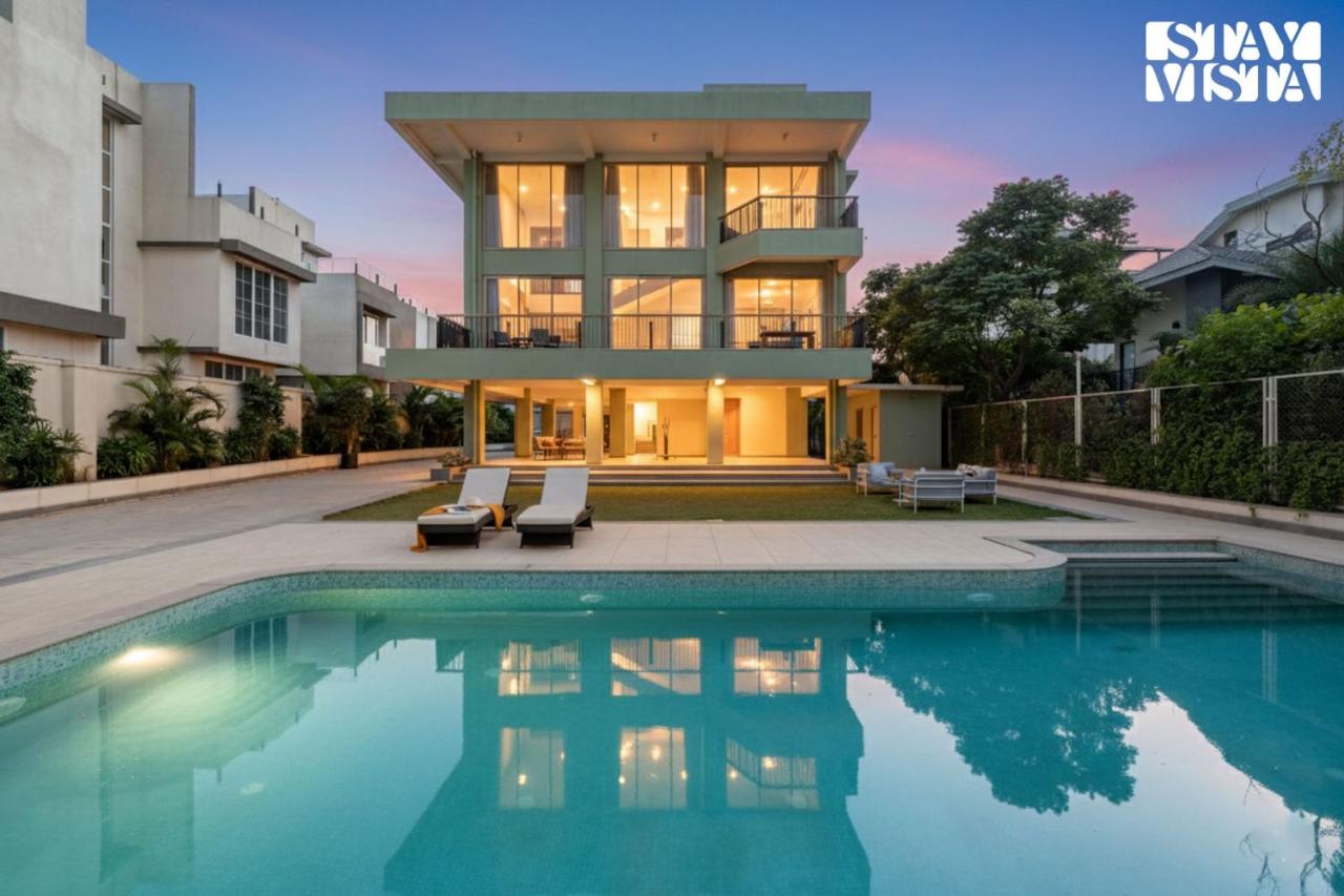 StayVista at Terra Palms with Pool, BBQ - Chambres d’hôtes Lonavla