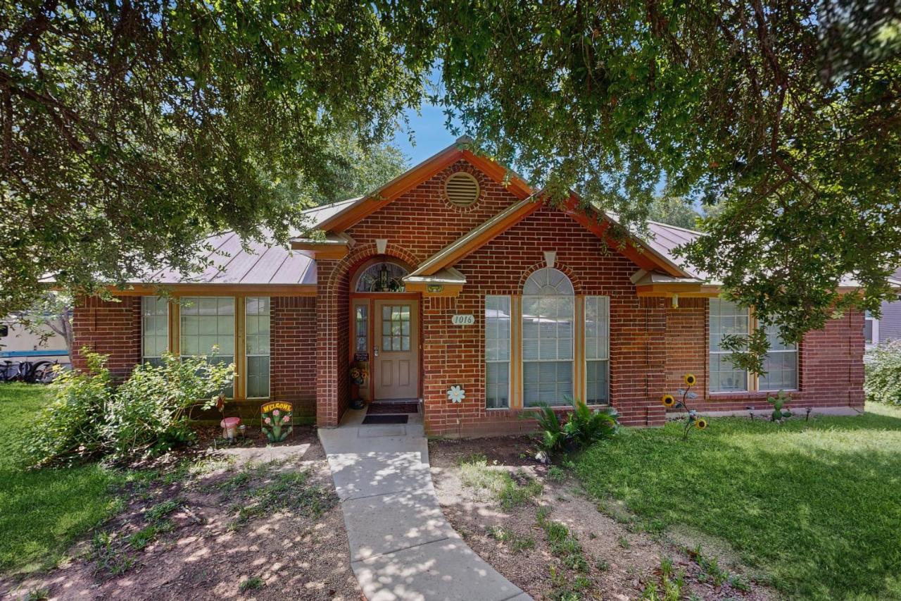 Lovely, waterfront home - river access, large yard, lovely patio & washer/dryer - B&B New Braunfels