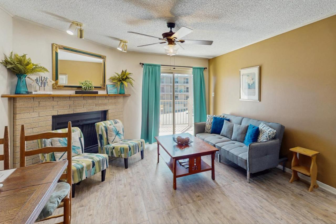Riverfront condo with pool & hot tub, walk everywhere - B&B New Braunfels