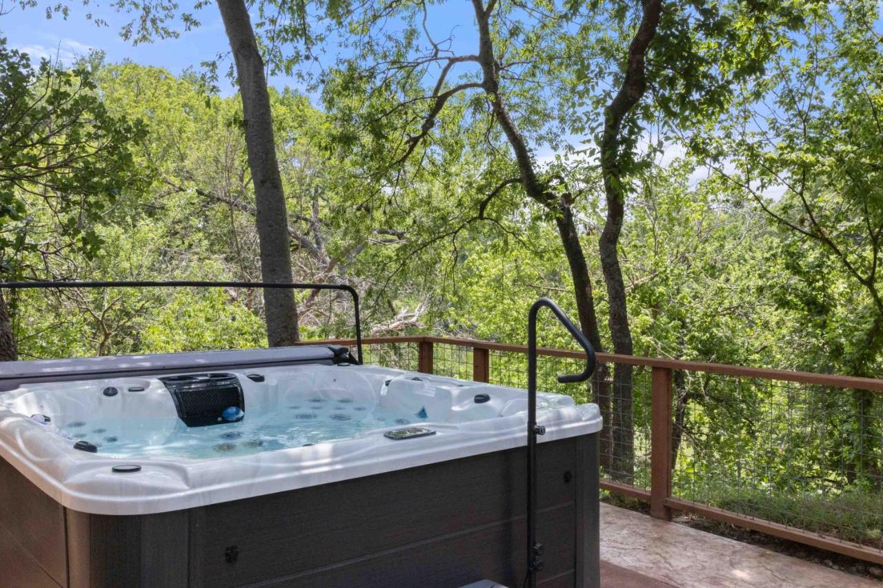 Stunning Rivrefront 3BR with Hot tub, water view! - B&B Seguin