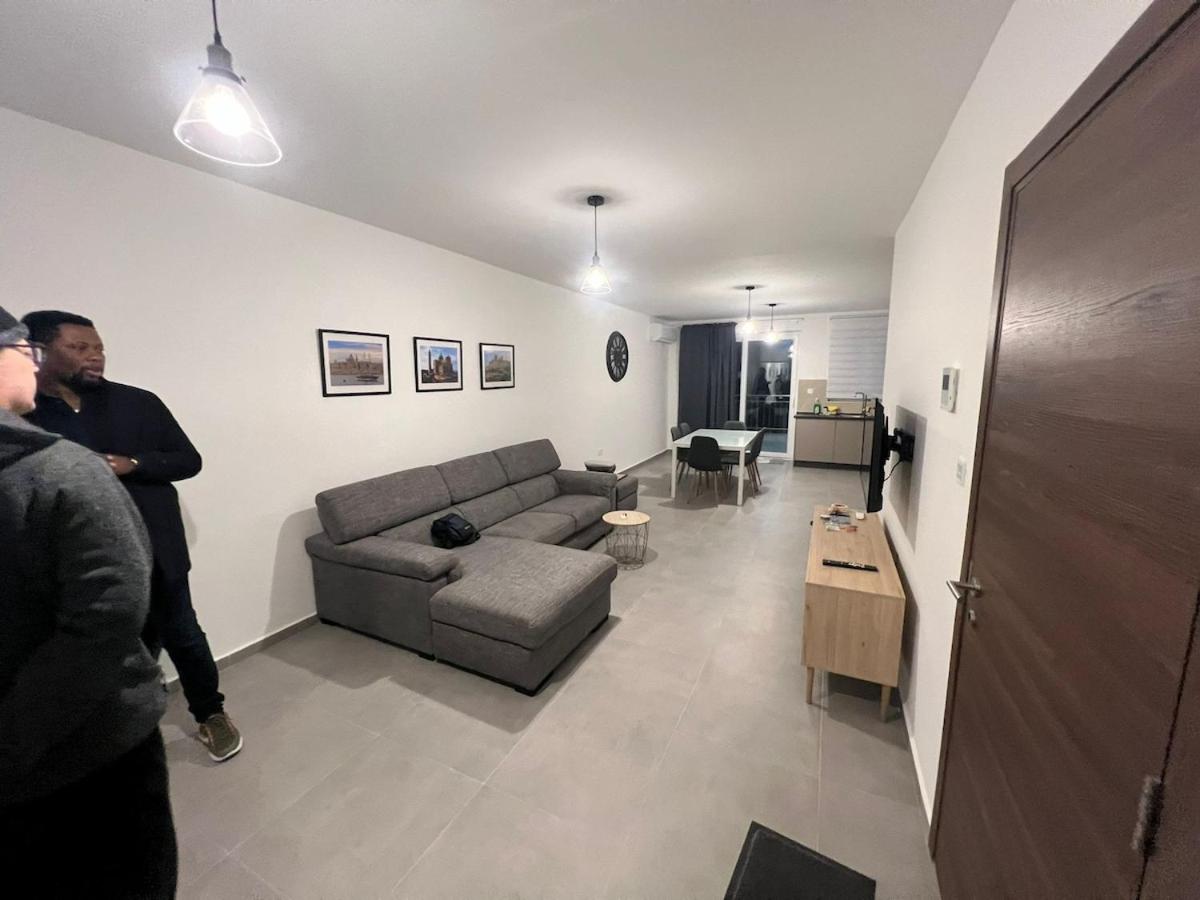 Stylish 3 Bedroom Apartment in Saint Paul Bay - B&B San Pawl il-Bahar