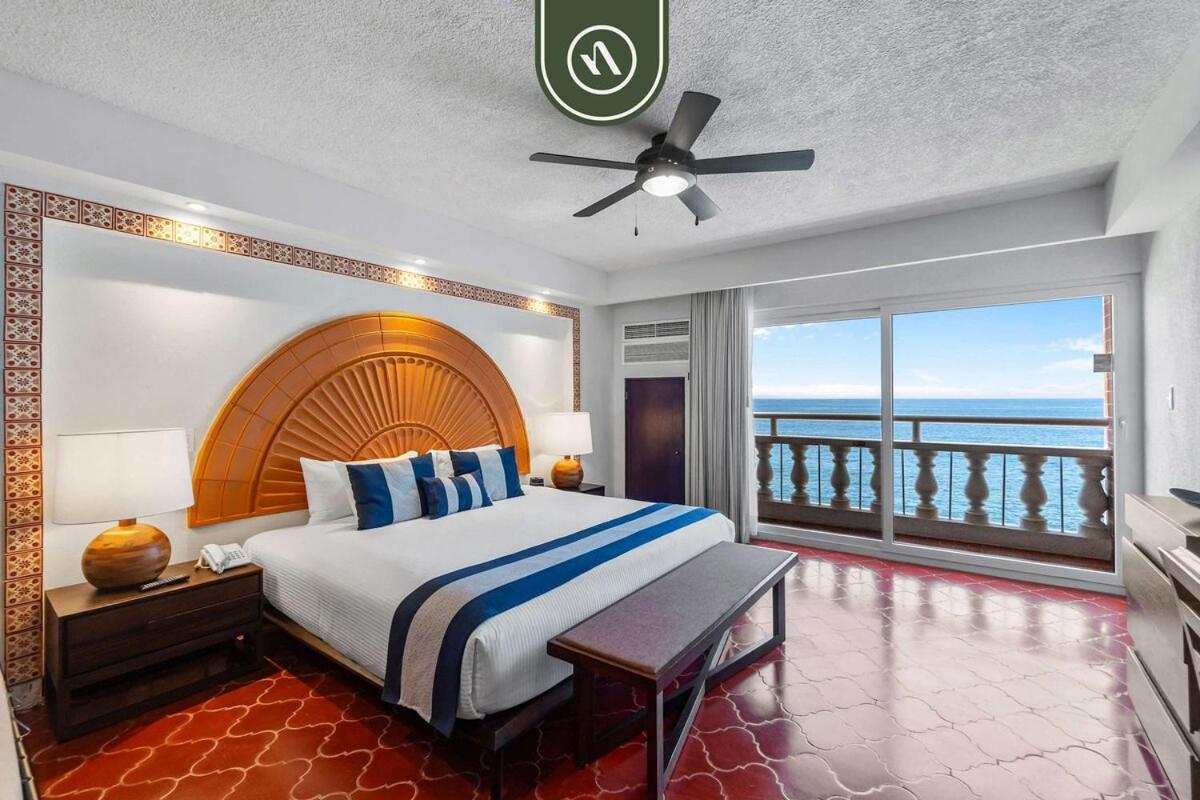 Beachfront Puerto Vallarta studio with pool, WiFi - B&B Puerto Vallarta