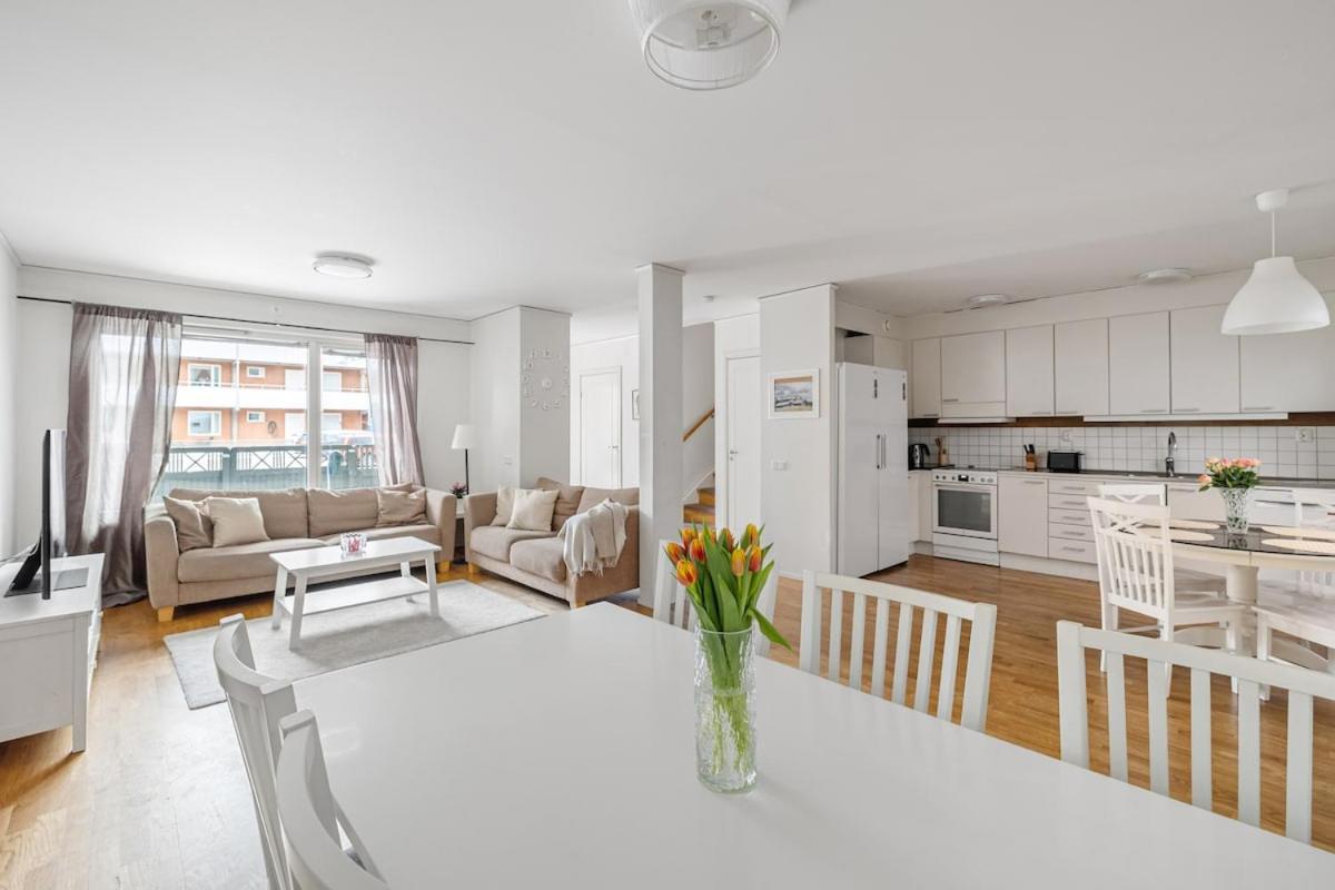 Cozy 3BR Townhouse near City - Free Parking - Chambres d'hôtes Stockholm