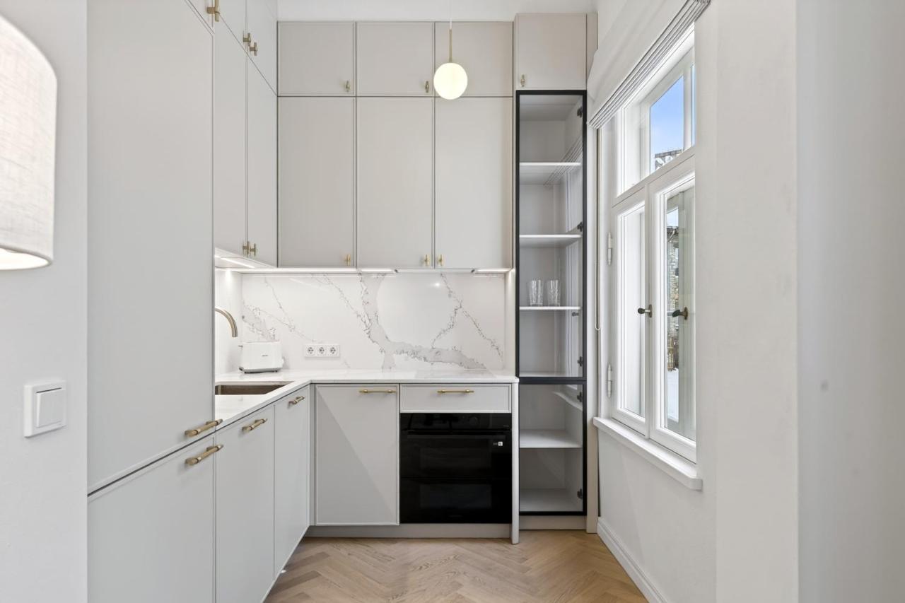 Historic Luxury Apartment with AC, Garden and Parking - B&B Tallinn