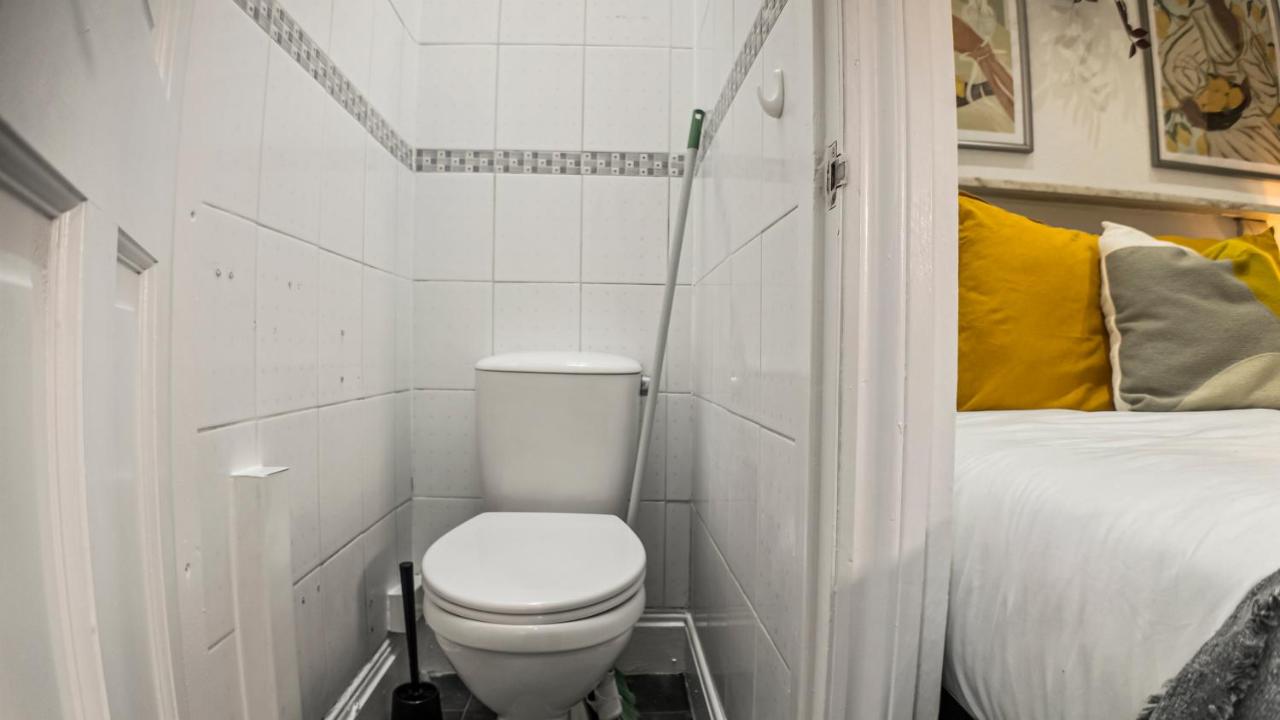 Compact Modern Studio, Great Location with Parking - Chambres d’hôtes Birmingham