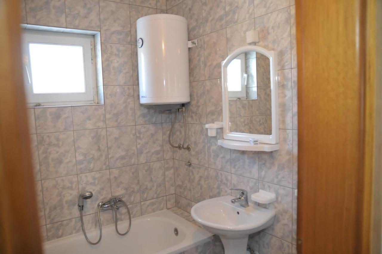 Family Room (2 Adults + 2 Children)