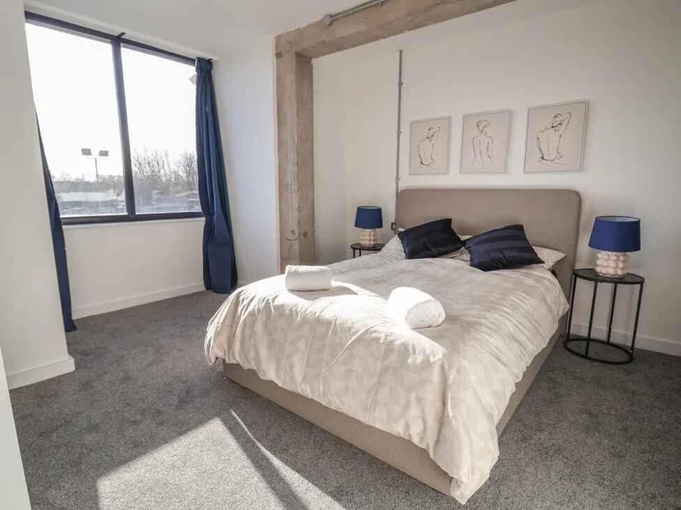 Woolston Central 2-Bedroom Apartment - B&B Warrington