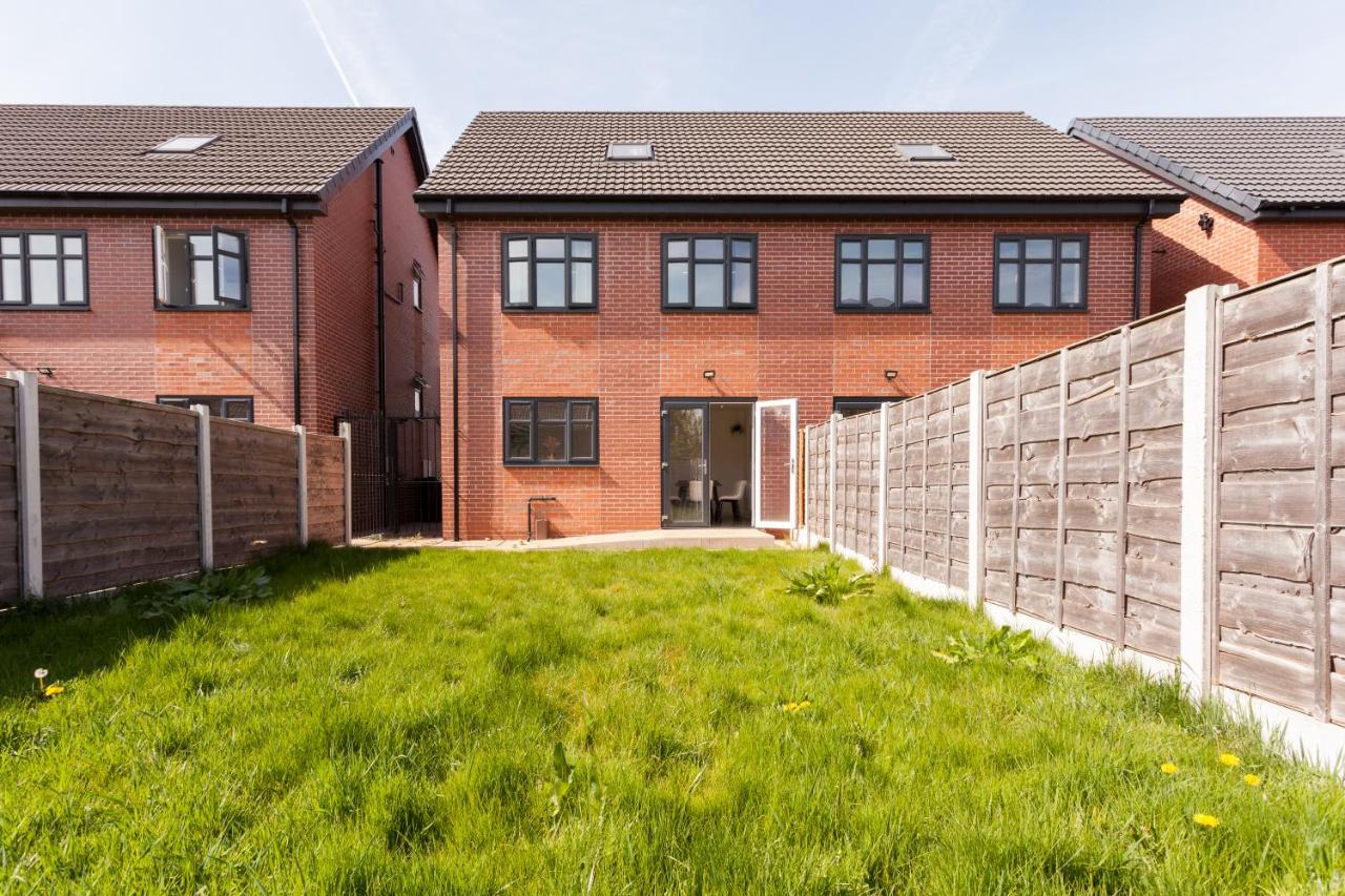 Perfect Booking 4 Bed Home in Stockport - B&B Reddish