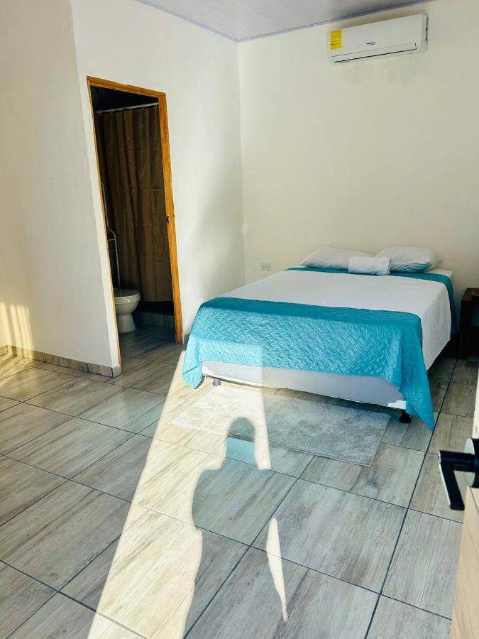 Zimmer mit Queensize-Bett und Gartenblick