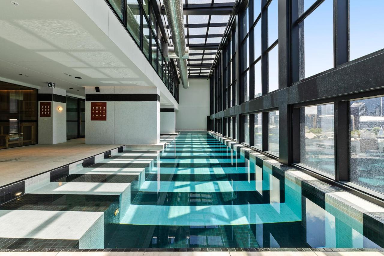 Luxe Skyline Suite Views Heated pool Gym Sauna Steam beside Crown Casino - B&B Melbourne