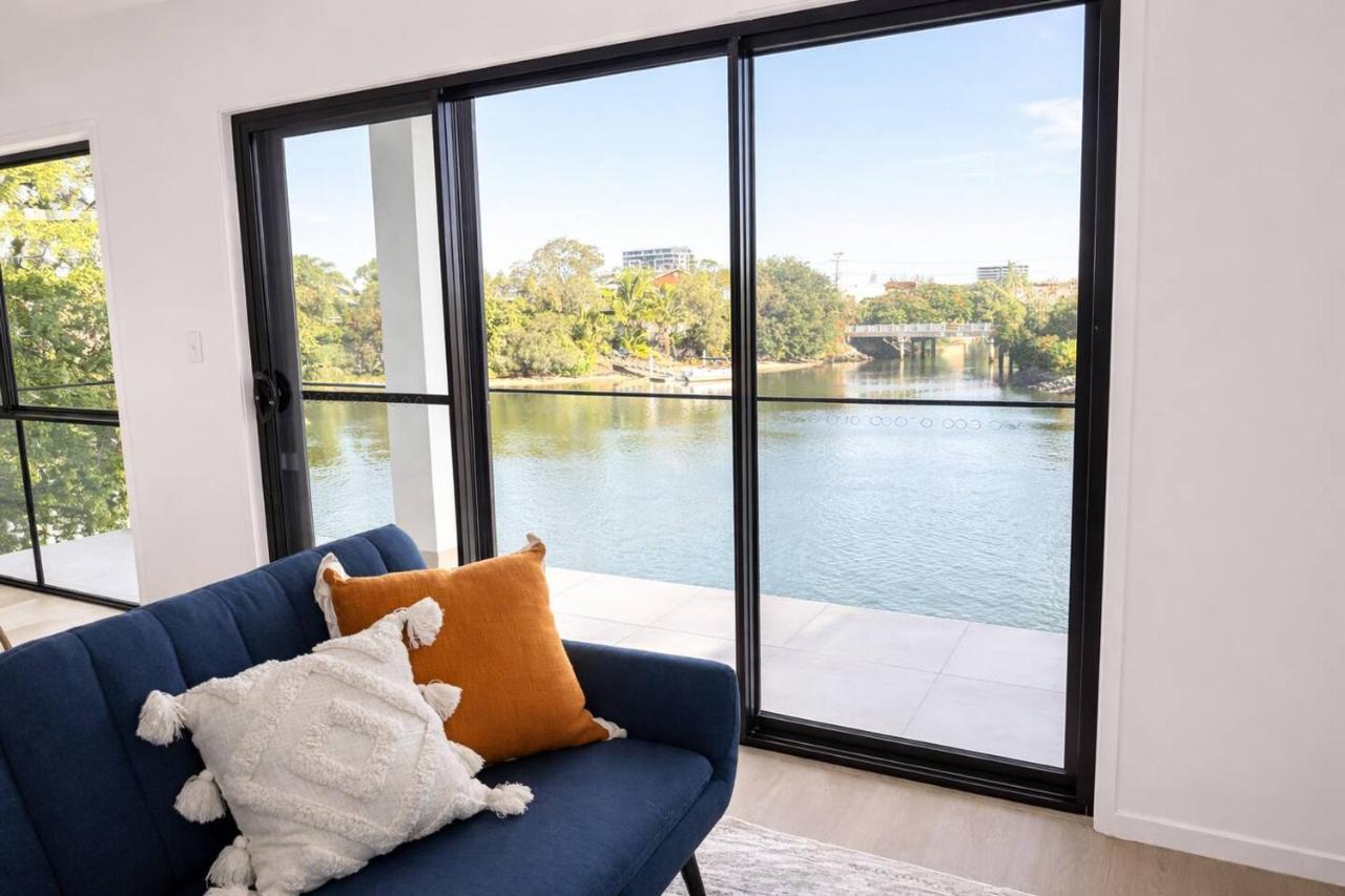 Luxe 4BR in Mermaid Waters - Views and Waterfront Bliss - B&B Gold Coast