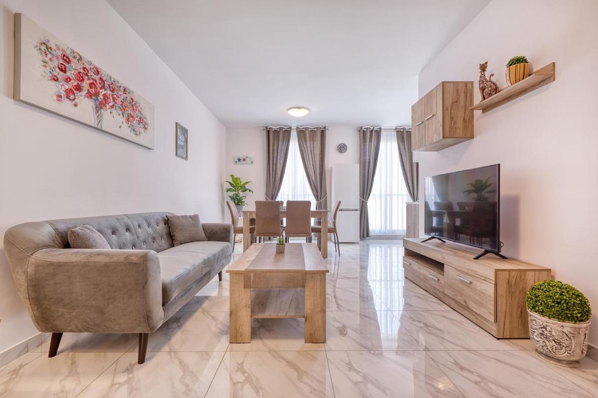 NEW - Top floor 3BR Apartment in Sliema by SF Homes - B&B Sliema