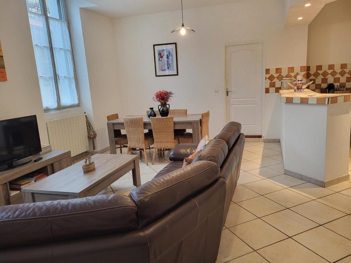 entre arènes et maison carrée - B&B Nimes