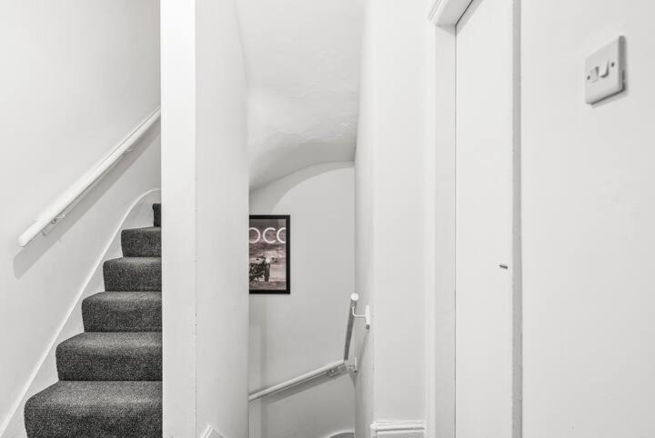 Perfect Booking 4 Bed Home in Sheffield - B&B Elland