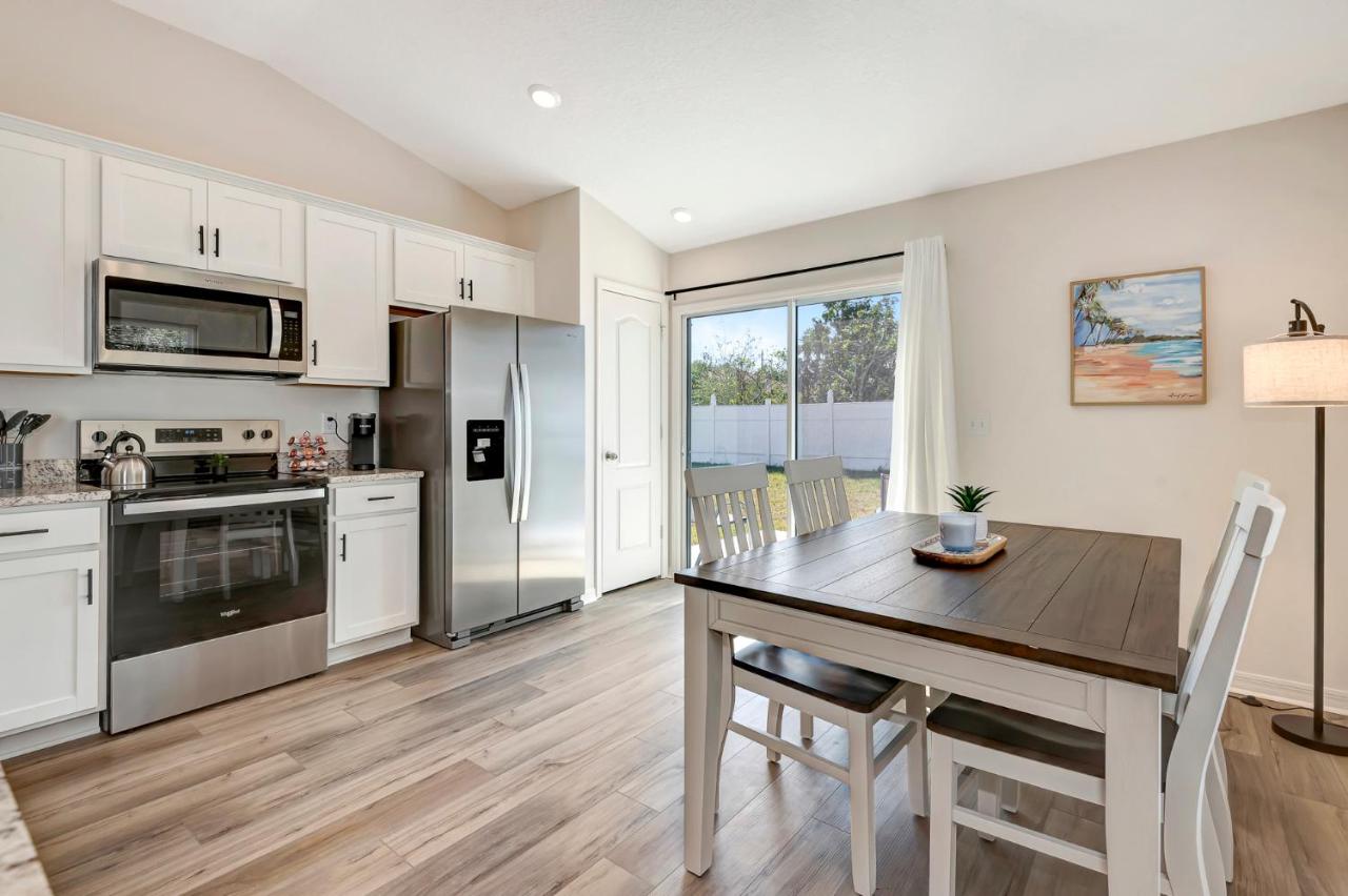Cozy Beach Retreat Sleeps 10 and Pet Friendly - Bed and Breakfast Palm Coast