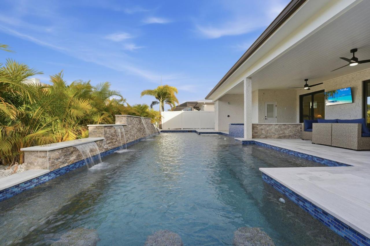 ⚓Aqua Luxe Escape! Brand new luxury pool home!⚓ - Bed and Breakfast Bradenton
