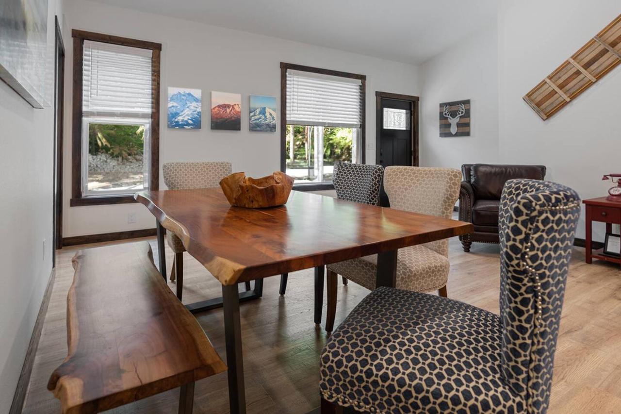 Luxe Mt. Rainier Lodge w/ Hot Tub-AC-Game Room - B&B Ashford