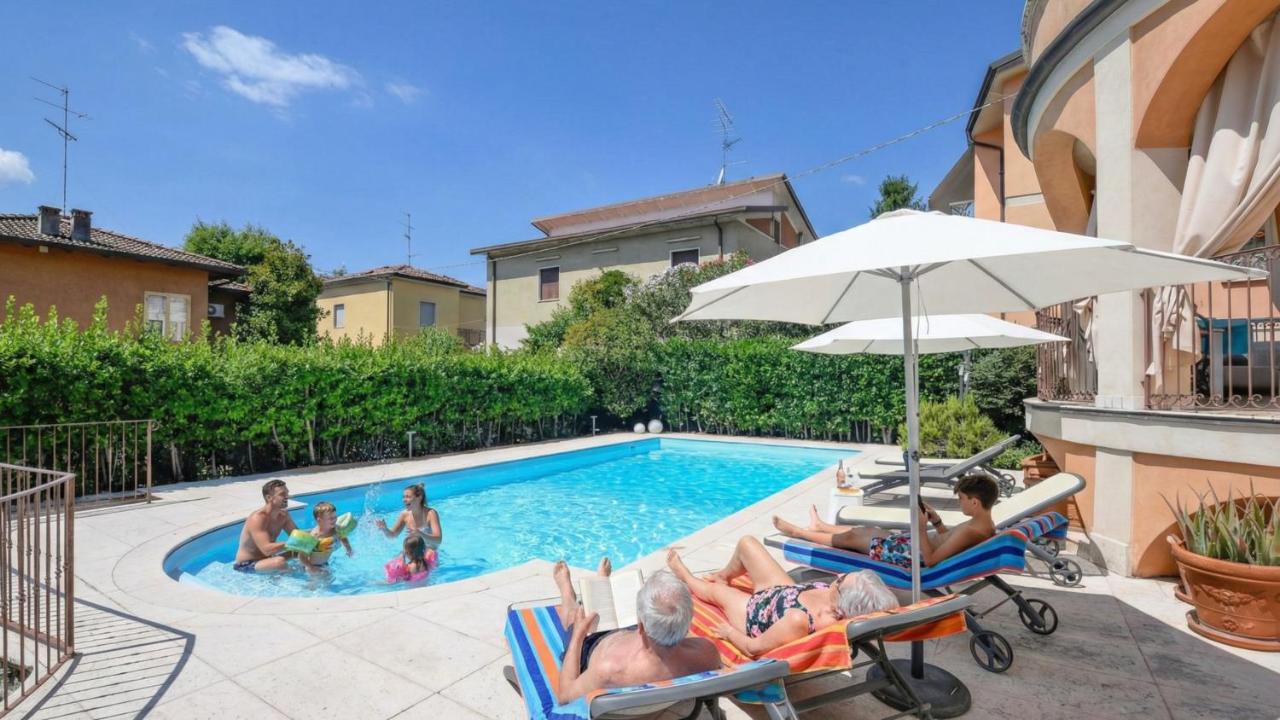 Villa Bugatti Indipendent Villa ,lake view and private pool, DesenzanoLoft Official Partner Homes & Villas by Marriott Bonvoy - B&B Desenzano del Garda