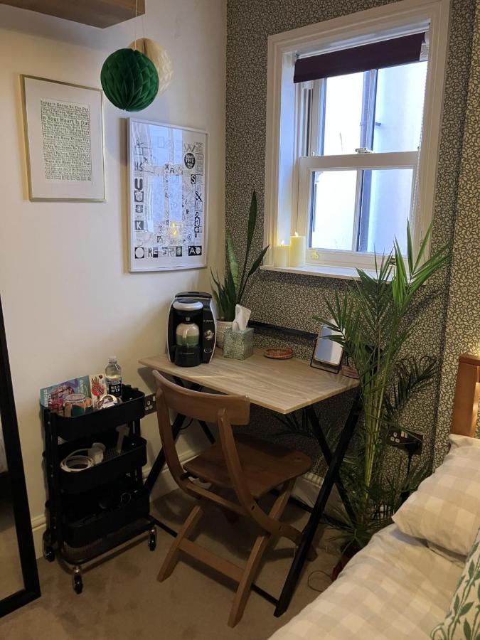 Private Victorian Double En-Suite Room, 100m from Wylde Green Station - B&B Birmingham