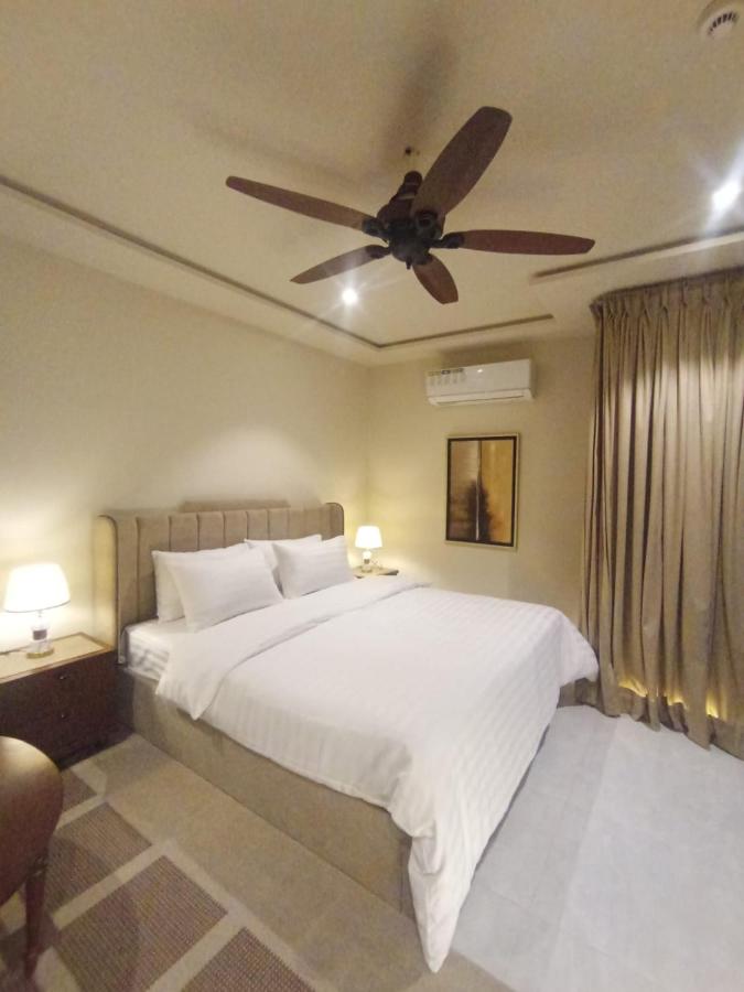 Demure Apartments Modern Comfort Studio Royal Stay - B&B Lahore