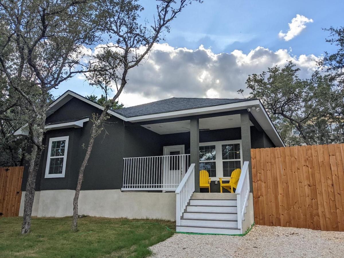 Cheerful 3BR 2BA House Minutes from Canyon Lake - B&B Canyon Lake