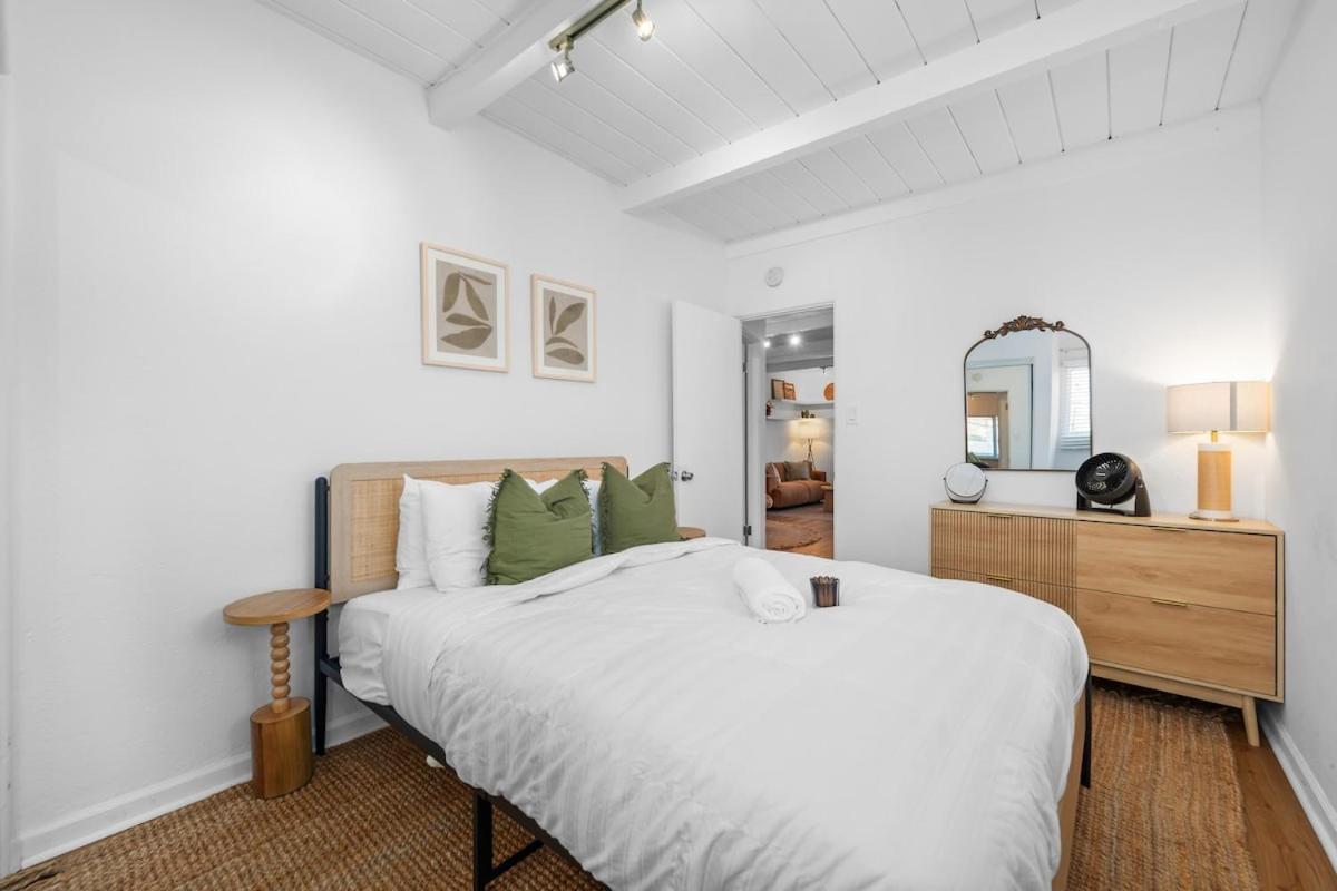Modern Eclectic 2BR in Central SD with Free Parking, Full Kitchen and AC! - B&B San Diego