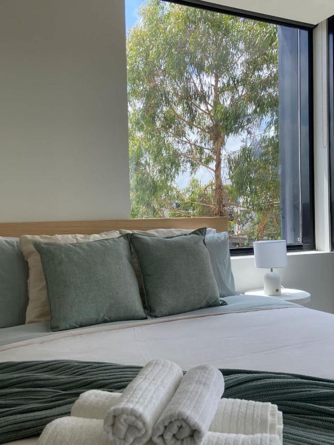 Executive Stay Quiet 2BR 2BA Study Tram at Door Secure Parking - Ferienwohnung Melbourne