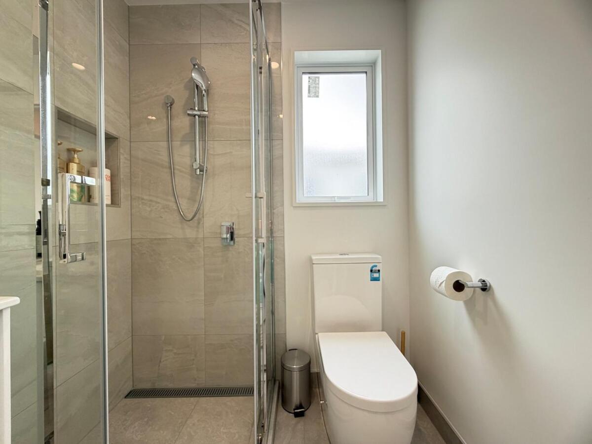 Luxury 3-Bed 3-Bath Home Near CBD and Garage - B&B Christchurch