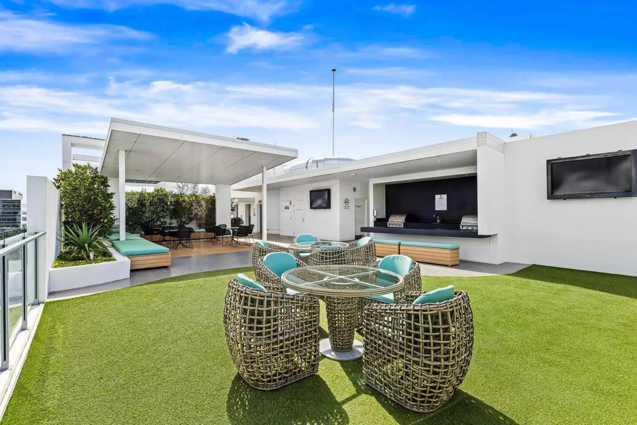 James St Modern 1BR Apartment Pool Parking - Bed and Breakfast Brisbane