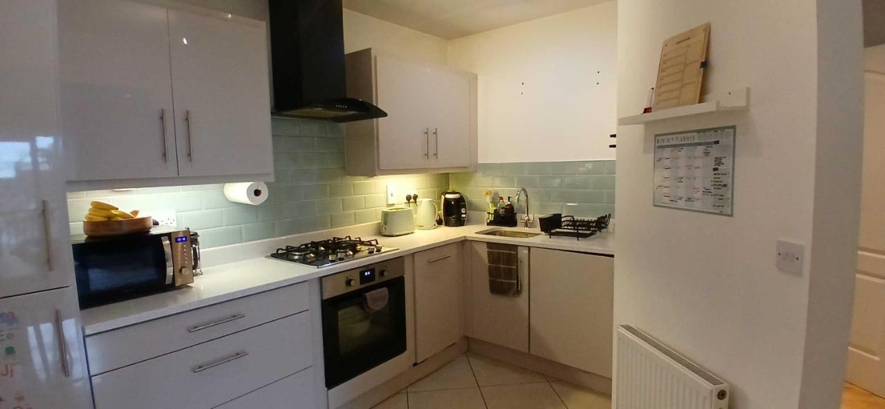 Stylish 2BDR Apt with Large Balcony near City - Chambres d'hôtes Dublin