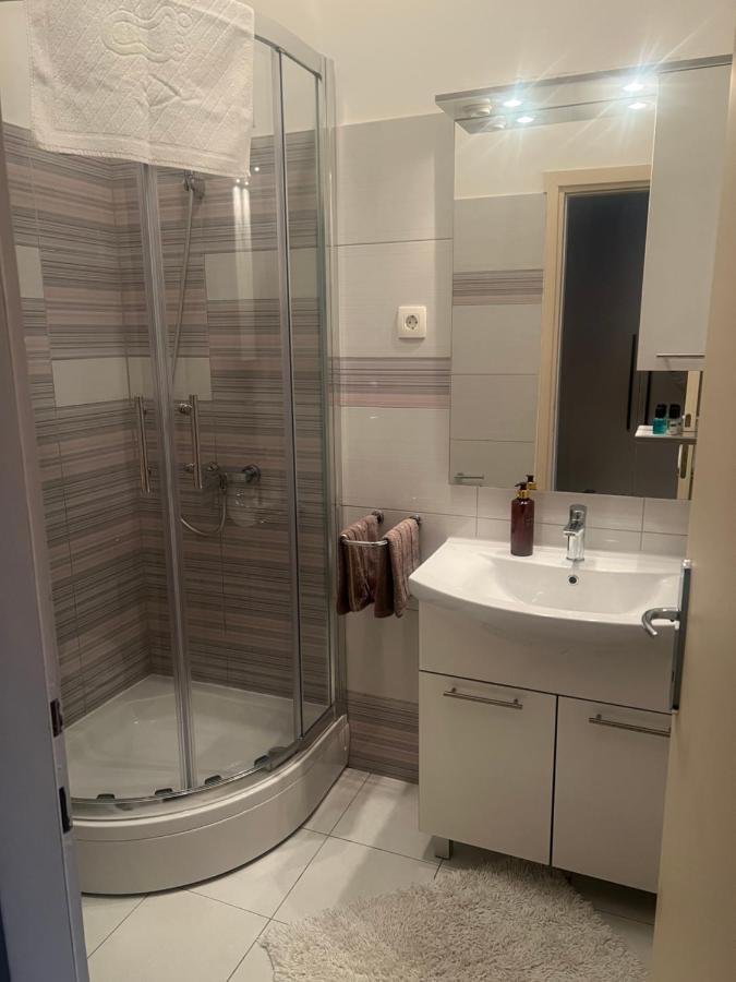 Tweepersoonskamer met 2 Aparte Bedden en Eigen Badkamer