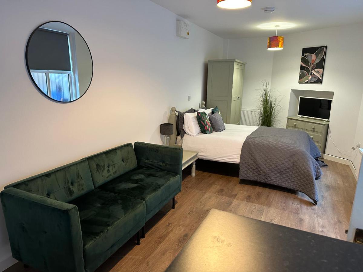 Newly Refurbished Chorlton Studio Easy Tram to Universities & City Centre & Stadiums - Chambres d'hôtes Manchester