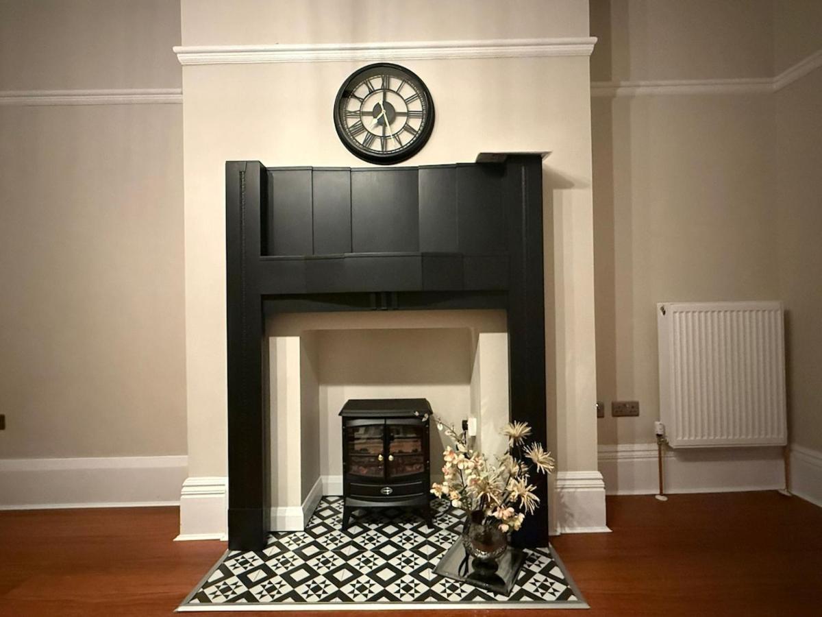 Large Luxury 4 bedroom home with parking - Bed and Breakfast Manchester