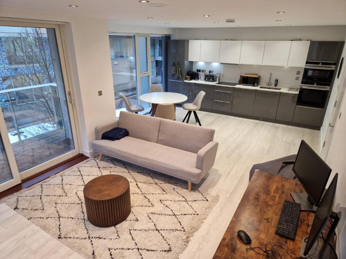 The Great Northern, Ideal for business stays 2BR Apartment up to 5 beds near Cambridge Station with dual monitor workspace, fast WiFi, and free underground allocated parking - Chambres d'hôtes Cambridge