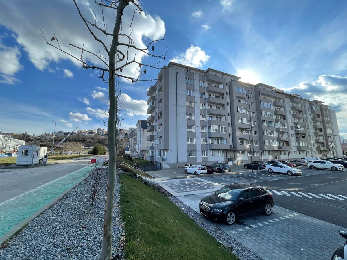 Sunny View 2BR Apartment with Terrace - near VIVO and Amethyst - Ferienwohnung Floreşti