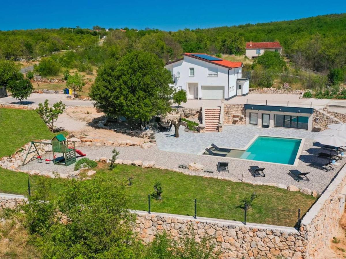 Holiday home Secret Gem with heated saltwater pool - B&B Mršići
